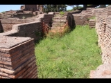 07968 ostia - regio v - insula ii - domus del protiro (v,ii,4-5) - raum (6) - li - treppe - bli ri norden - 06-2024.jpg